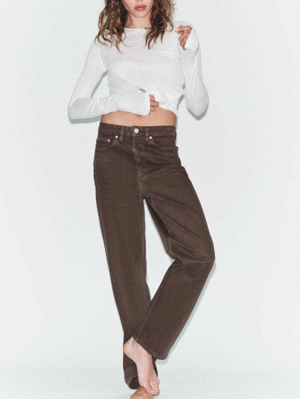 MOM FIT HIGH-WAIST JEANS - ZARA
Brown